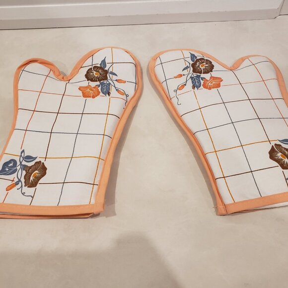 Vintage white and orange oven mitts - Picture 2 of 9